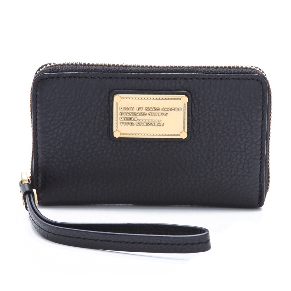 Classic Q Wingman Wristlet Zip Wallet